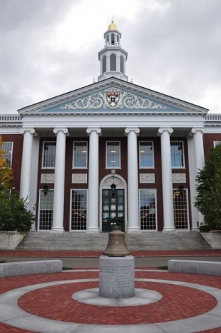 Harvard Business School Baker Library, HBS bot einen der ersten MBA Studiengänge an.