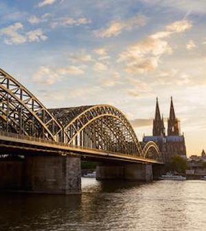 Kölner Dom und Hohenzollern Brücke im Sonnenuntergang